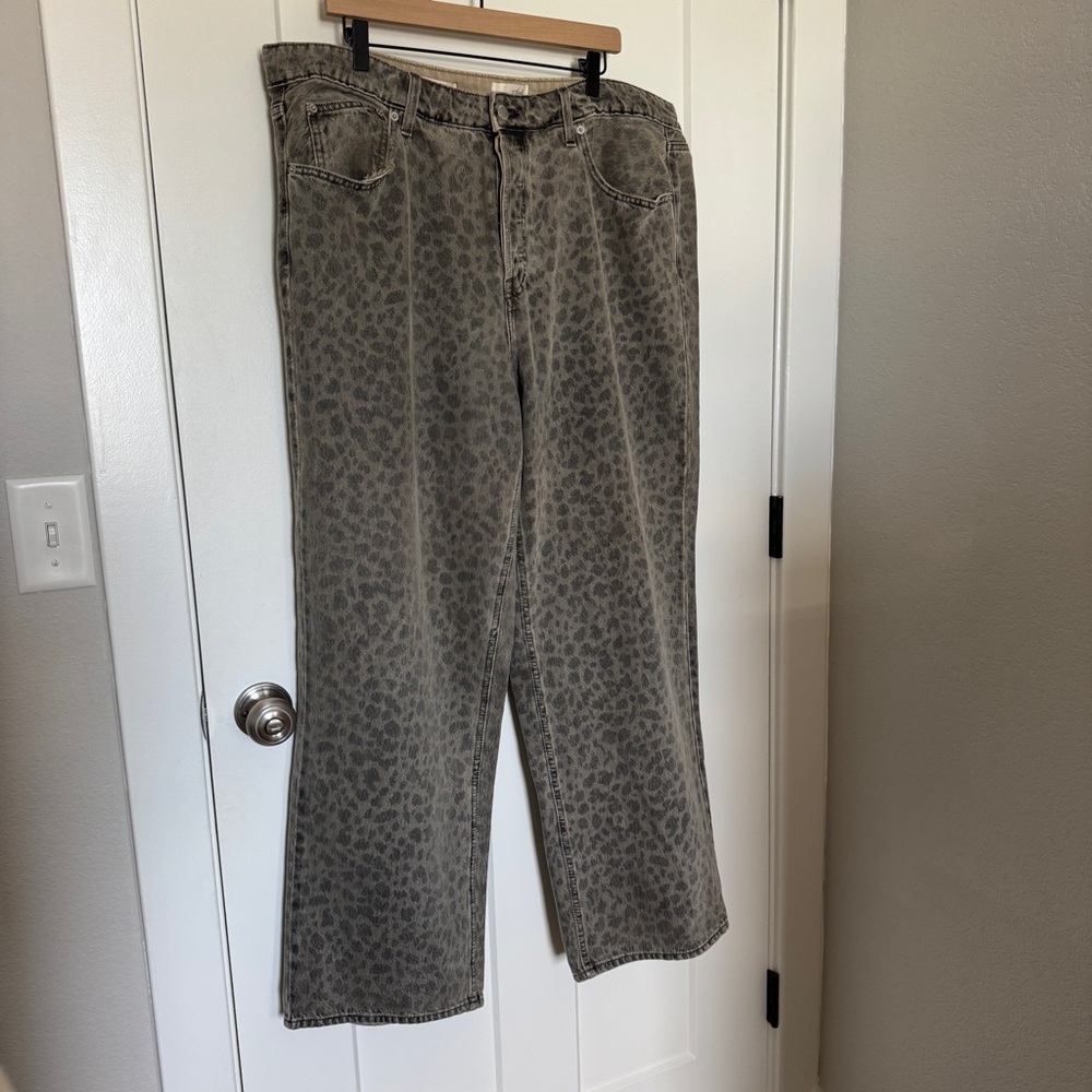 Mid rise 90s baggy cheetah print jeans